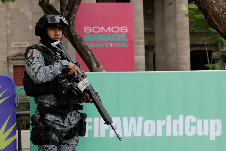 Un membro della Guardia Nazionale fa la guardia all'installazione del