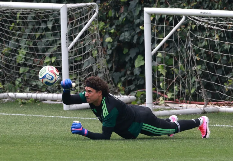 Calcio Calcio - Coppa del mondo FIFA 2026 - allenamento in Messico - Centro de Alto Rendimiento, Città del Messico, Messico - 6 giugno 2026 Guillermo Ochoa del Messico durante l'allenamento REUTERS/Henry Romero