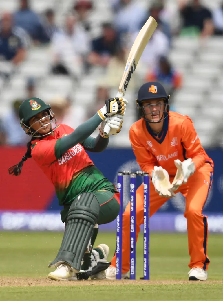 BIRMINGHAM, INGHILTERRA - 14 GIUGNO: Juairiya Ferdous dei pipistrelli del Bangladesh guardati da Babette de Leede durante la partita T20 femminile dell'ICC tra Bangladesh e Paesi Bassi a Edgbaston il 14 giugno 2026 a Birmingham, Inghilterra. (Foto di Philip Brown/Getty Images)