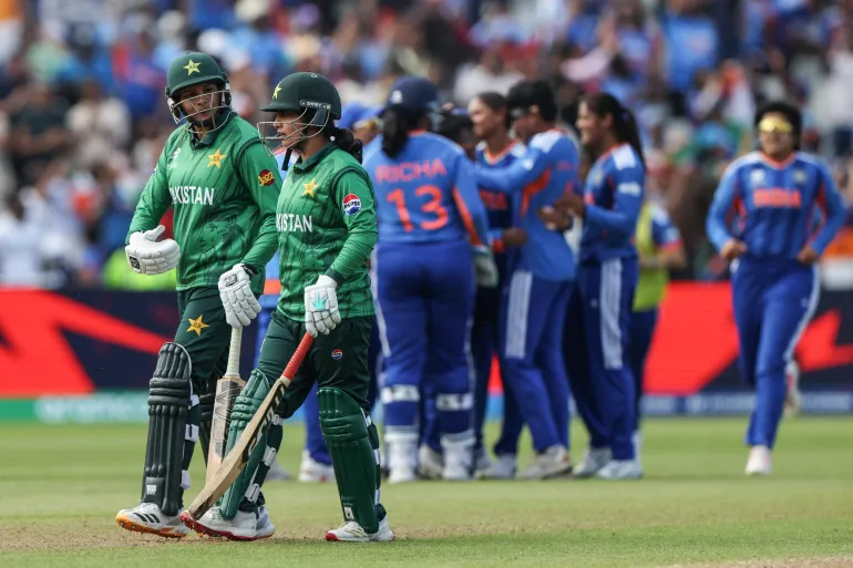 I giocatori del Pakistan (a sinistra) si allontanano mentre l'India (dietro) celebra la vittoria al termine della fase del Gruppo A della Coppa del mondo di cricket T20 femminile dell'ICC 2026, fase del Gruppo A, partita 6 tra India e Pakistan al campo da cricket di Edgbaston a Birmingham, Inghilterra centrale, il 14 giugno 2026. (Foto di Darren Staples / AFP)
