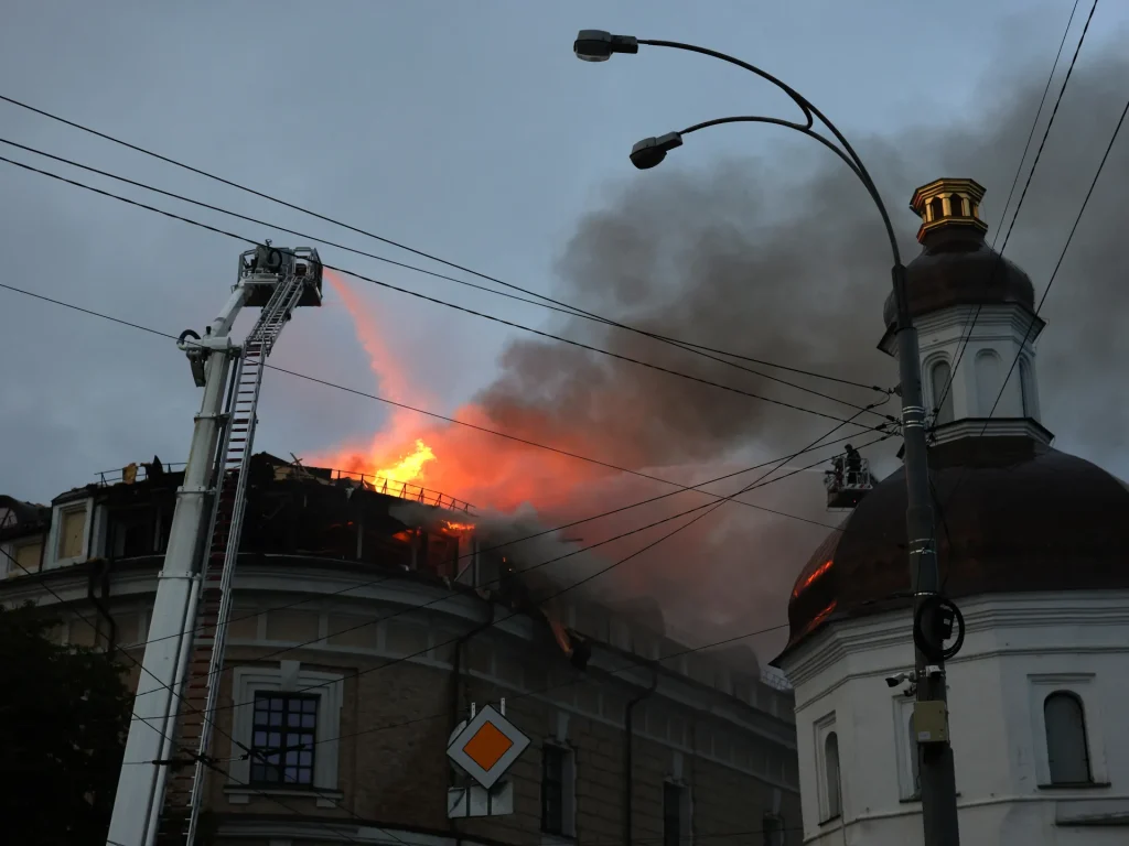 Attacchi russi in Ucraina uccidono 11 persone e danneggiano la storica cattedrale di Kiev