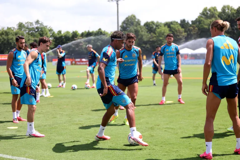 Calcio Calcio - Coppa del mondo FIFA 2026 - allenamento in Spagna - Baylor School, Chattanooga, Tennessee, USA - 11 giugno 2026 Lamine Yamal, Ferran Torres e Gavi in ​​Spagna durante l'allenamento IMAGN IMAGES via Reuters/Brett Davis