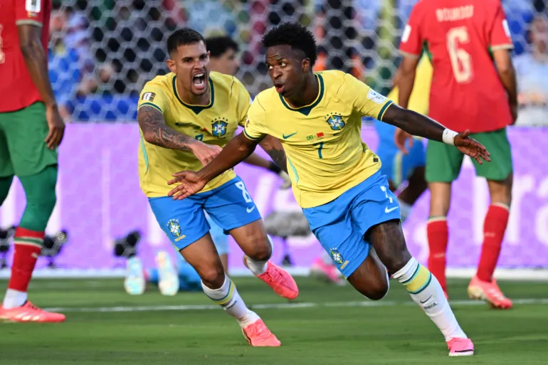 Vinicius Jr reagisce.
