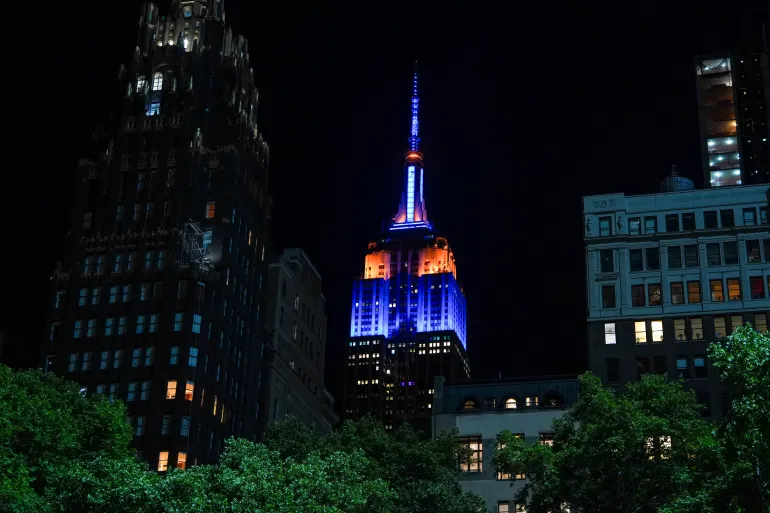 L'Empire State Building illuminato con i colori dei New York Knicks dopo Gara 3 della serie di basket delle finali NBA tra i Knicks e i San Antonio Spurs, martedì 9 giugno 2026, a New York. (Foto AP/Ryan Murphy)