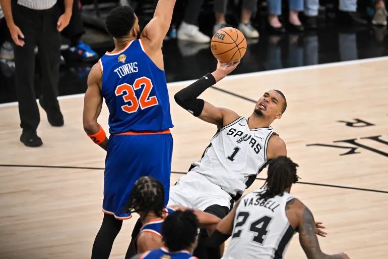 L'attaccante dei San Antonio Spurs Victor Wembanyama (1) viene sporcato dal centro dei New York Knicks Karl-Anthony Towns (32) durante la seconda metà di Gara 5 della serie di basket NBA Finals, sabato 13 giugno 2026, a San Antonio. (AP Photo/Darren Abate)