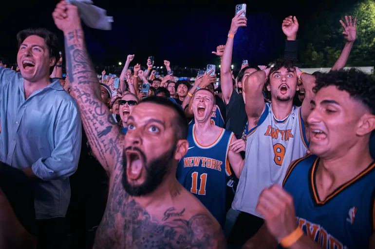 I fan dei New York Knicks celebrano la loro vittoria guardando la partita 5 della serie di basket delle finali NBA contro i San Antonio Spurs, sabato 13 giugno 2026, a New York. (AP Photo/Andrés Kudacki)