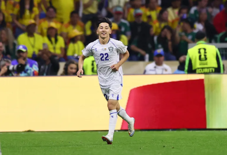 Calcio Calcio - Coppa del mondo FIFA 2026 - Gruppo K - Uzbekistan v Colombia - Estadio Azteca, Città del Messico, Messico - 17 giugno 2026 Abbosbek Fayzullaev dell'Uzbekistan festeggia il suo primo gol REUTERS/Eloisa Sanchez