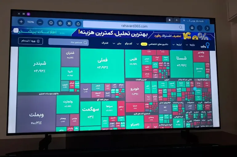 Uno schermo mostra un mare di verde sulla Borsa di Teheran. Il mercato ha infranto i record storici, superando la soglia dei cinque milioni di punti dopo l’annuncio dell’accordo USA-Iran.