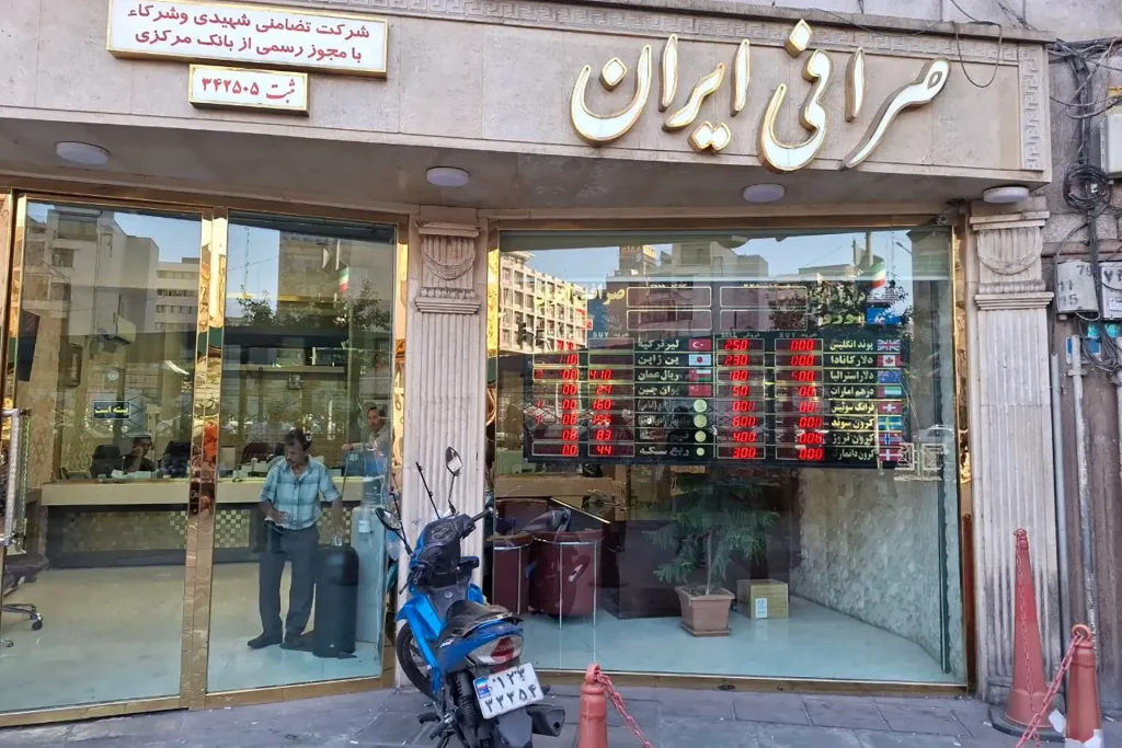 Il rial rimbalza e le azioni salgono, ma gli iraniani sono ancora alle prese con prezzi elevati