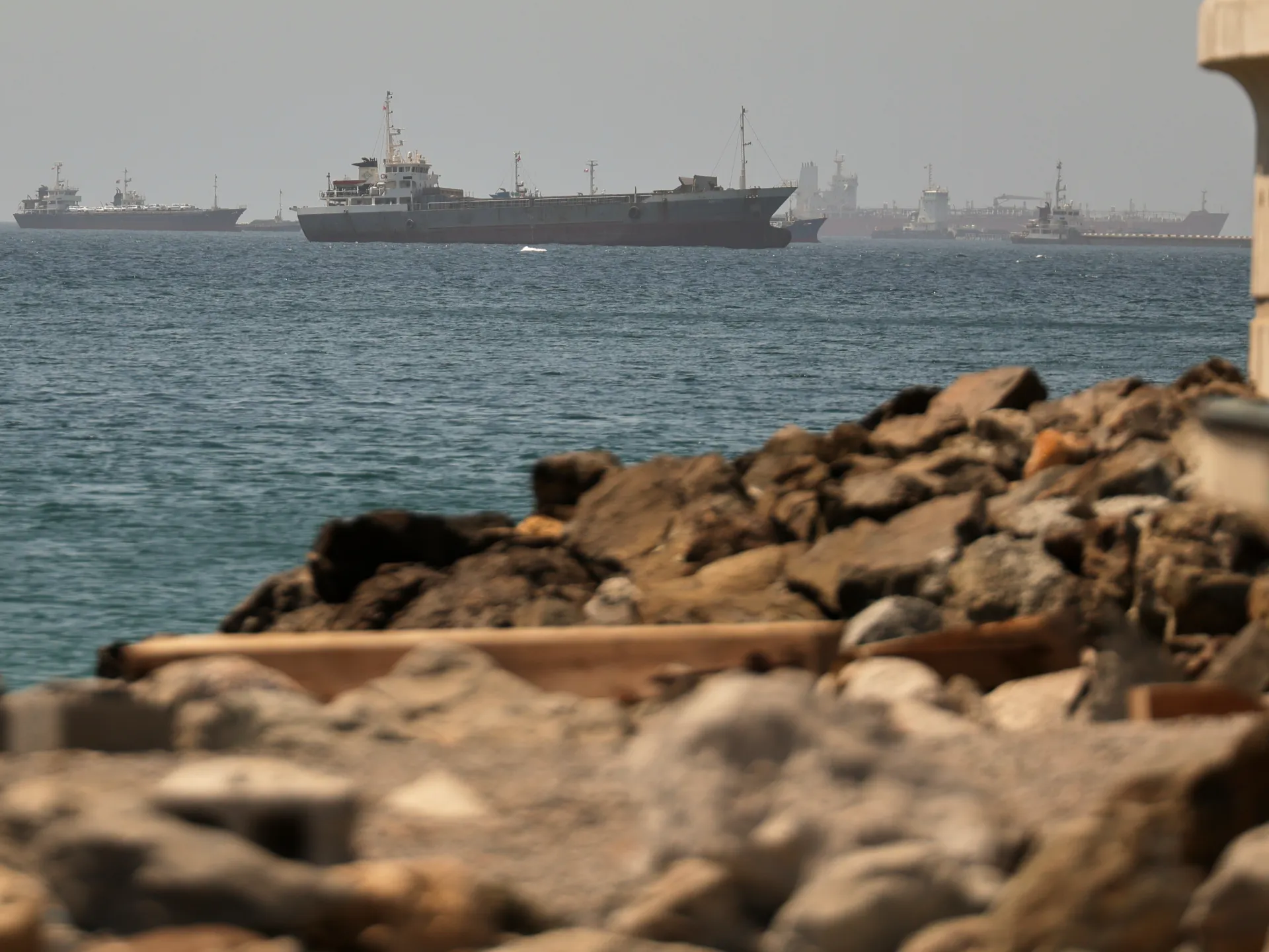 I prezzi del petrolio continuano a scendere tra le speranze di pace e l'apertura dello Stretto di Hormuz