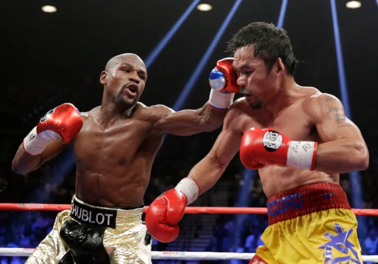 Floyd Mayweather Jr e Manny Pacquiao in azione.