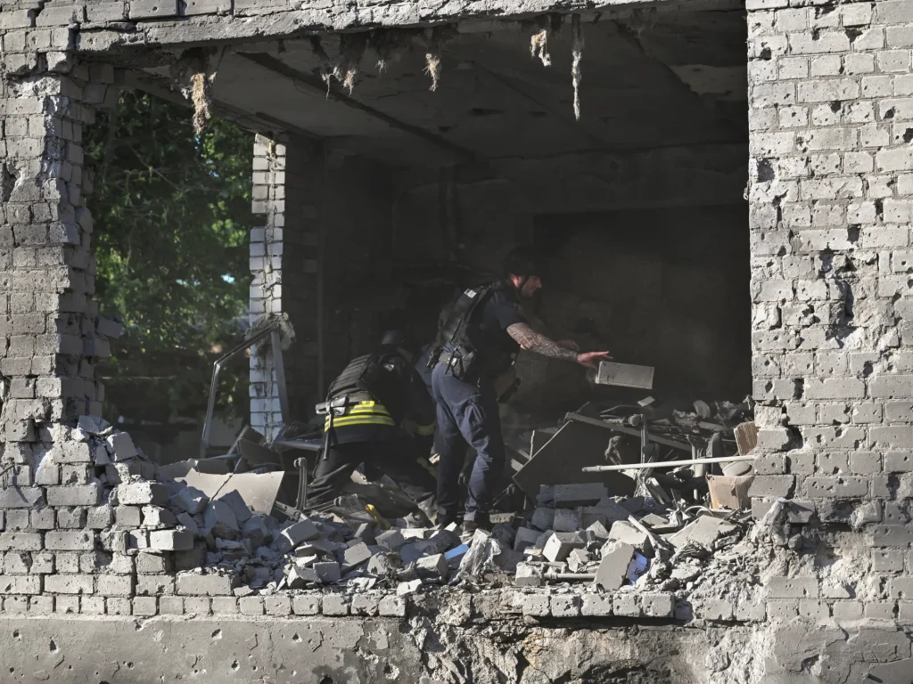 L'Ucraina afferma che l'attacco russo uccide cinque persone a Zaporizhzhia