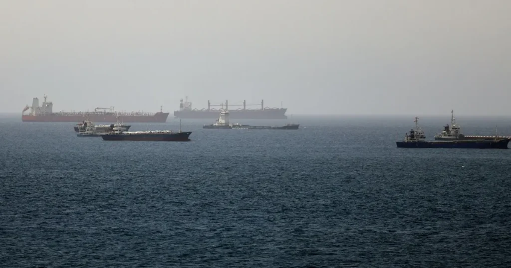 Le spedizioni si bloccano nello Stretto di Hormuz dopo che l’Iran ha dichiarato chiuse le principali vie navigabili