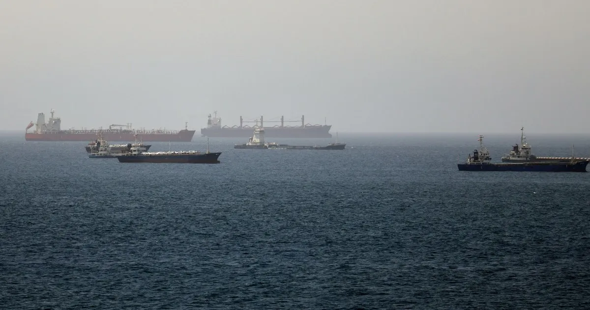 Le spedizioni si bloccano nello Stretto di Hormuz dopo che l’Iran ha dichiarato chiuse le principali vie navigabili