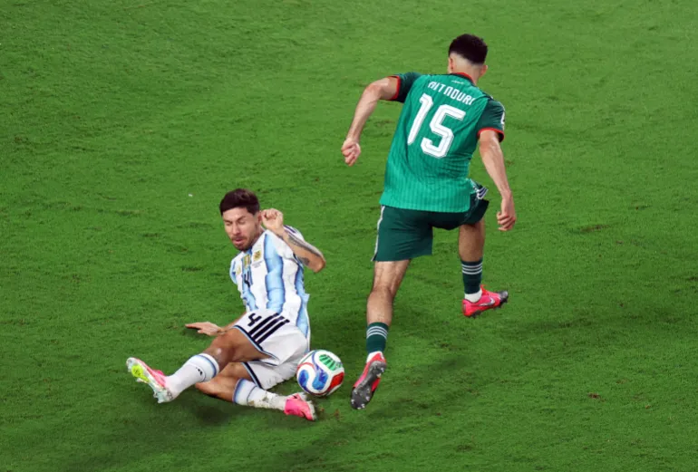 Gonzalo Montiel dell'Argentina scivola sotto Rayan Ait Nour dell'Algeria