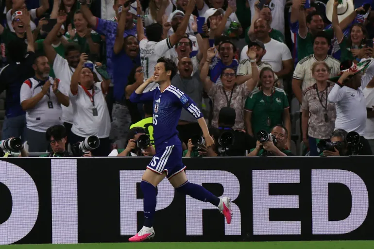 Il centrocampista giapponese n. 15 Daichi Kamada festeggia dopo aver segnato il primo gol della sua squadra durante la partita di calcio del Gruppo F della Coppa del Mondo 2026 tra Tunisia e Giappone allo stadio Monterrey di Guadalupe, in Messico, il 20 giugno 2026. (Foto di Julio Cesar AGUILAR / AFP)