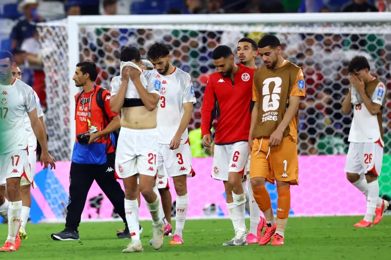 Calcio Calcio - Coppa del mondo FIFA 2026 - Gruppo F - Tunisia v Giappone - Estadio Monterrey, Monterrey, Messico - 20 giugno 2026 Mohamed Amine ben Hamida della Tunisia, Montassar Talbi della Tunisia, Dylan Bronn della Tunisia e Mouhib Chamakh della Tunisia si guardano sconsolati dopo la partita REUTERS/Daniel Becerril