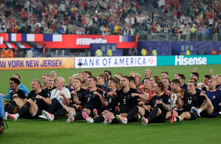 Calcio Calcio - Coppa del mondo FIFA 2026 - Gruppo i - Norvegia contro Senegal - New York/New Jersey Stadium, East Rutherford, New Jersey, USA - 22 giugno 2026 la squadra norvegese fa la tradizionale celebrazione del canottaggio con i propri tifosi dopo la partita REUTERS/Jeenah Moon