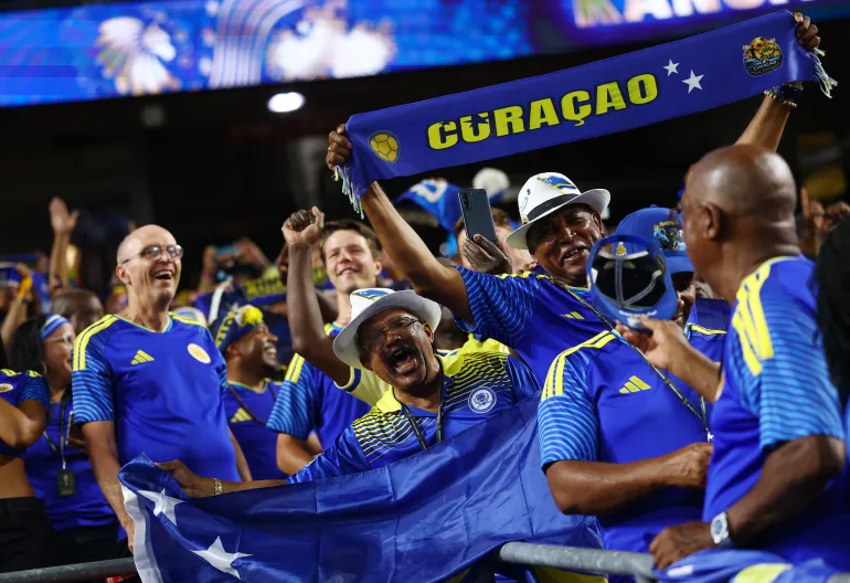Calcio Calcio - Coppa del mondo FIFA 2026 - Gruppo e - Ecuador v Curacao - Kansas City Stadium, Kansas City, Missouri, USA - 20 giugno 2026 i tifosi di Curacao festeggiano dopo la partita REUTERS/Hannah Mckay