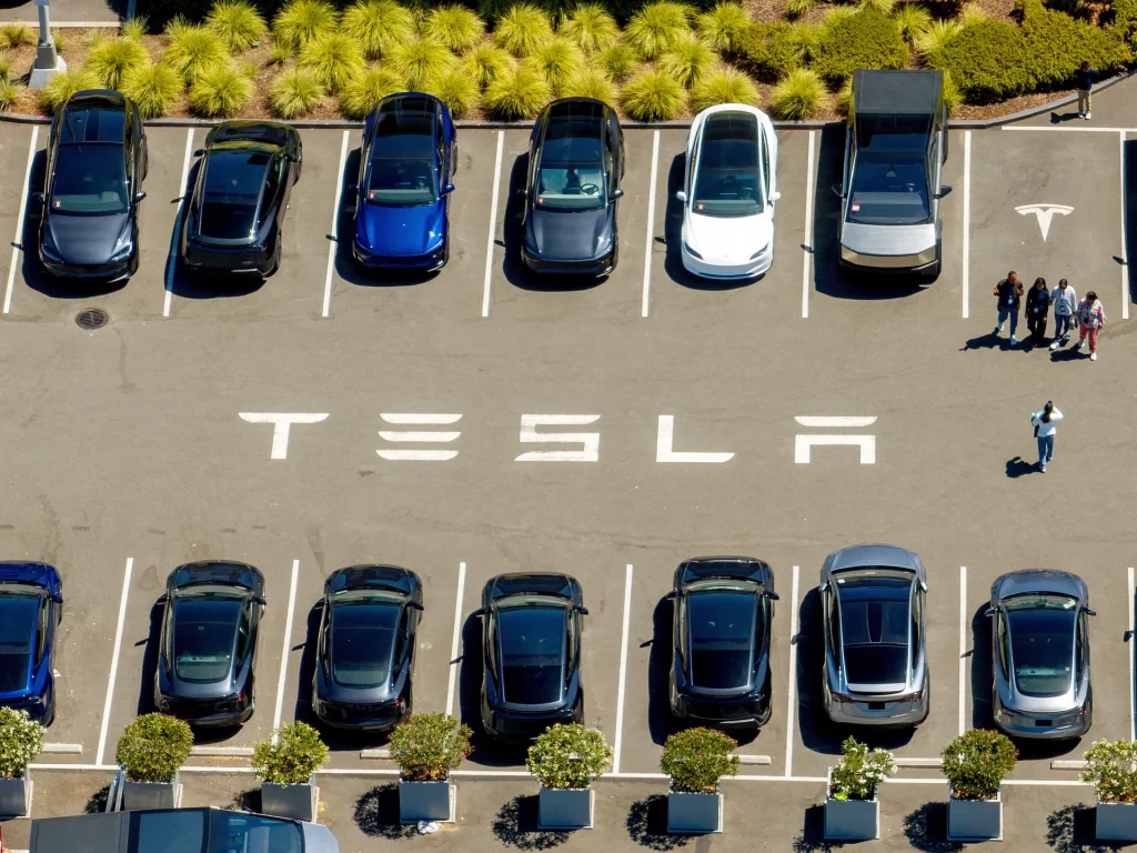 L'autorità di vigilanza statunitense apre un'indagine dopo che Tesla si è schiantata contro una casa in Texas, uccidendo una donna
