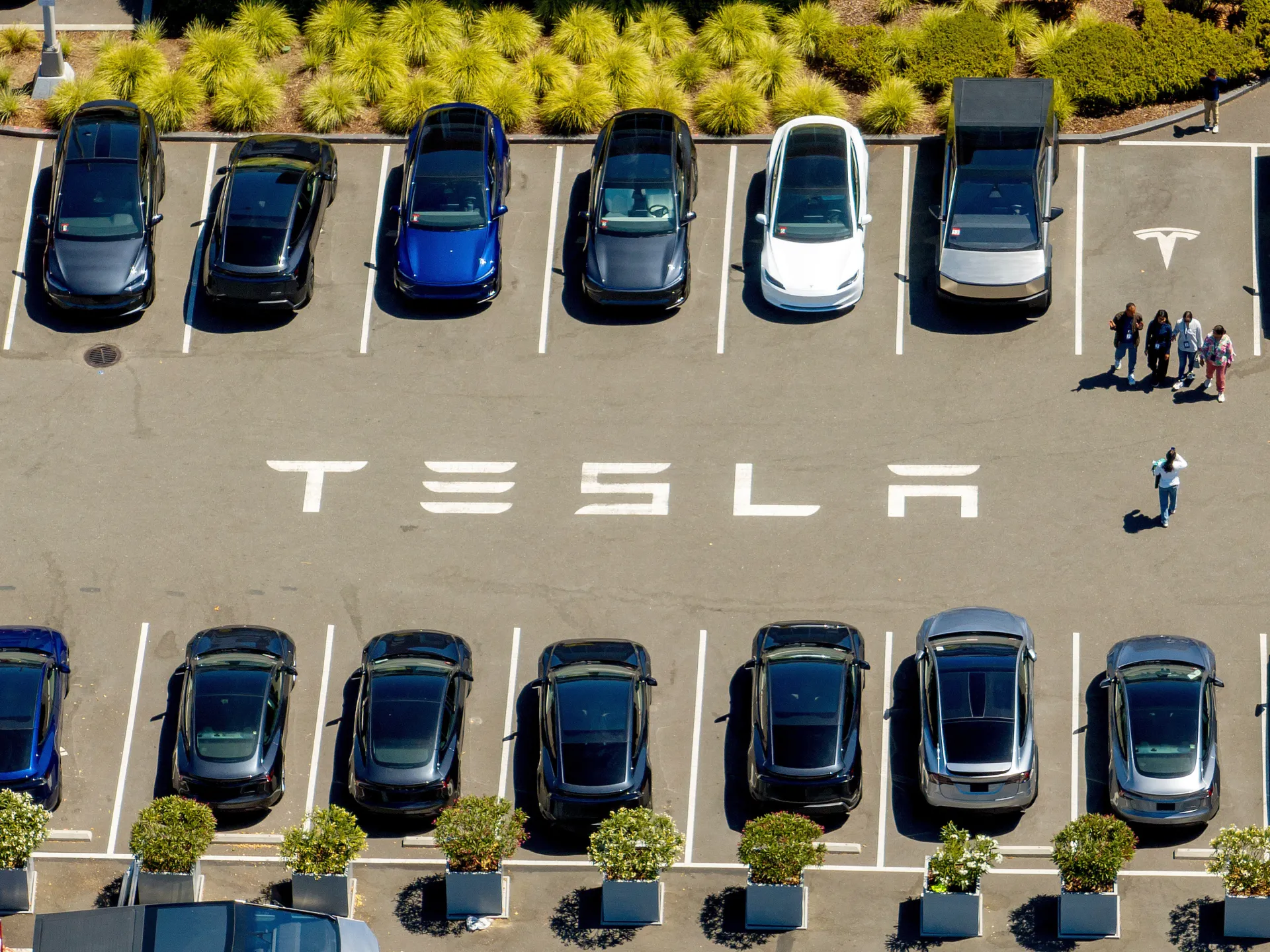 L'autorità di vigilanza statunitense apre un'indagine dopo che Tesla si è schiantata contro una casa in Texas, uccidendo una donna