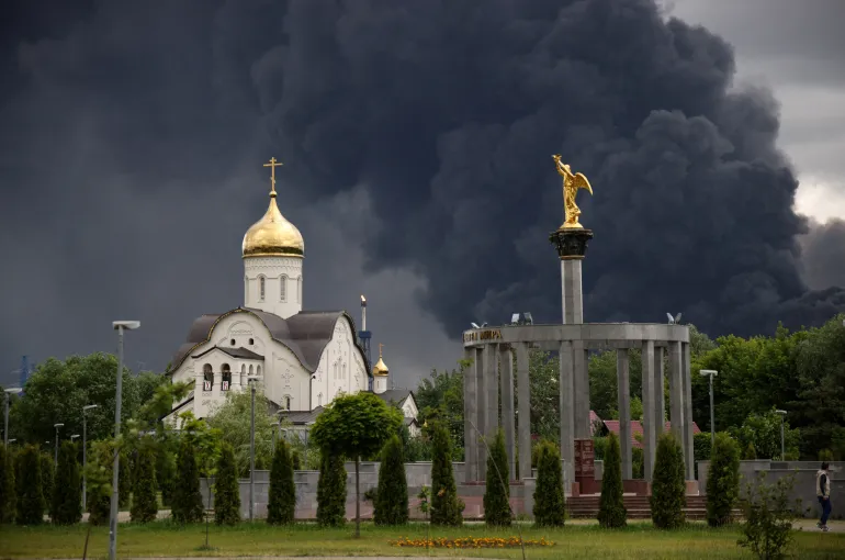 Il fumo si alza da una raffineria di petrolio a seguito di un attacco di droni ucraini nel corso del conflitto Russia-Ucraina, a Mosca, Russia, il 18 giugno 2026, in questa immagine ottenuta dai social media. SOCIAL MEDIA/via REUTERS QUESTA IMMAGINE È STATA FORNITA DA TERZE PARTI. IMMAGINI TPX DEL GIORNO