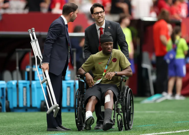VANCOUVER, BRITISH COLUMBIA - 24 GIUGNO: Ismael Kone n. 8 del Canada è visto su una sedia a rotelle prima della partita del Gruppo B della Coppa del mondo FIFA 2026 tra Svizzera e Canada al BC Place Vancouver il 24 giugno 2026 a Vancouver, British Columbia. Emilee Chinn/Getty Images/AFP (Foto di Emilee Chinn / GETTY IMAGES NORD AMERICA / Getty Images tramite AFP)