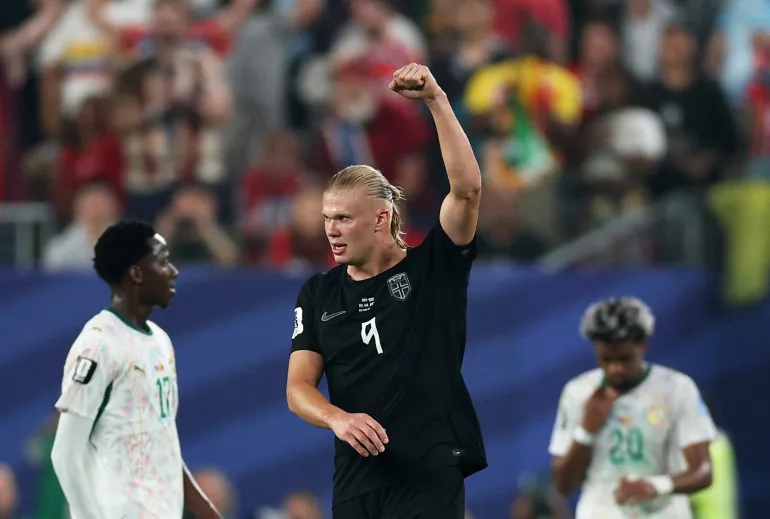 Erling Haaland esulta per un gol contro il Senegal.
