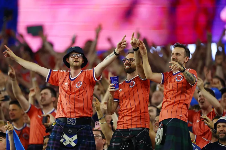 I tifosi scozzesi festeggiano 