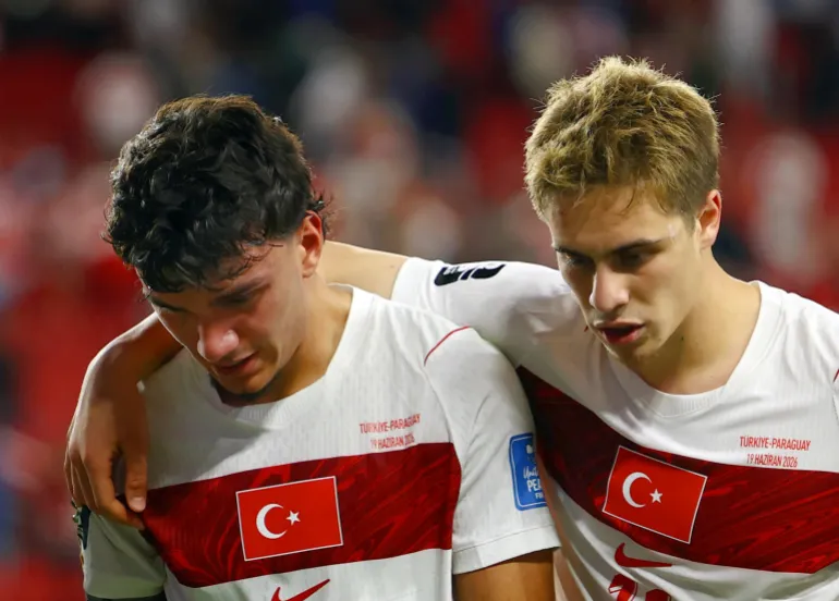Calcio Calcio - Coppa del mondo FIFA 2026 - Gruppo D - Turchia v Paraguay - San Francisco Bay Area Stadium, Santa Clara, California, USA - 19 giugno 2026 Can Uzun e Kenan Yildiz della Turchia si guardano sconsolati dopo la partita REUTERS/Luisa Gonzalez