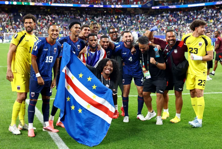 Calcio Calcio - Coppa del mondo FIFA 2026 - Gruppo H - Capo Verde contro Arabia Saudita - Houston Stadium, Houston, Texas, USA - 26 giugno 2026 i giocatori e lo staff di Capo Verde festeggiano dopo la partita mentre Capo Verde si qualifica per le fasi a eliminazione diretta della Coppa del mondo REUTERS/Phil Noble IMMAGINI TPX DEL GIORNO