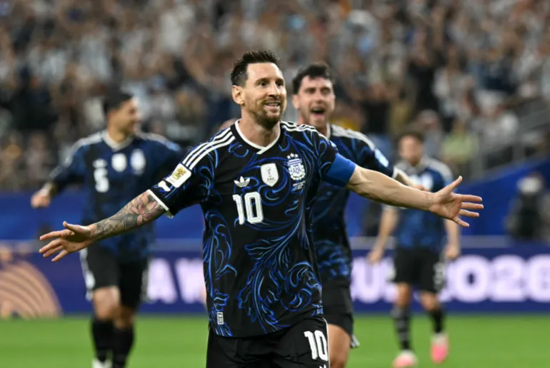 L'attaccante argentino n. 10 Lionel Messi festeggia il terzo gol della sua squadra durante la partita di calcio del Gruppo J della Coppa del Mondo 2026 tra Giordania e Argentina al Dallas Stadium di Arlington il 27 giugno 2026. (Foto di Paul ELLIS / AFP)