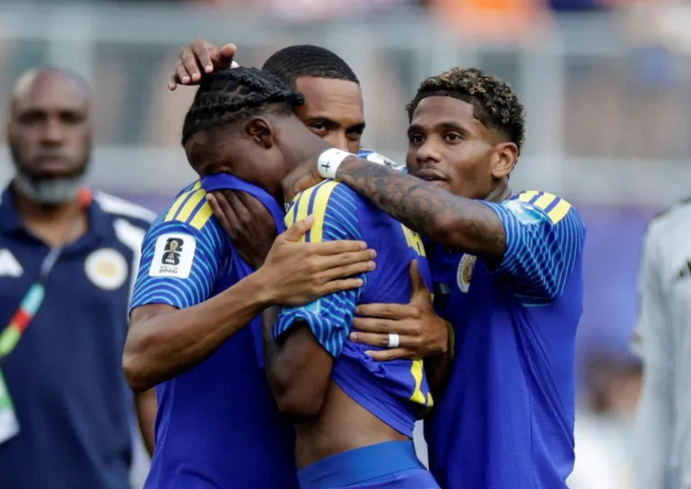 Calcio Calcio - Coppa del mondo FIFA 2026 - Gruppo e - Curacao v Costa d'Avorio - Philadelphia Stadium, Philadelphia, Pennsylvania, USA - 25 giugno 2026 Arjany Martha e i compagni di squadra di Curacao si guardano sconsolati dopo la partita mentre Curacao vengono eliminati dalla Coppa del mondo REUTERS/Pilar Olivares IMMAGINI TPX DEL GIORNO