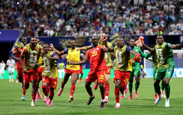 ATLANTA, GEORGIA - 27 GIUGNO: Yoane Wissa n. 20 della Repubblica Democratica del Congo festeggia con i compagni di squadra dopo aver segnato il terzo gol della squadra durante la partita del Gruppo K della Coppa del mondo FIFA 2026 tra la Repubblica Democratica del Congo e l'Uzbekistan allo stadio di Atlanta il 27 giugno 2026 ad Atlanta, Georgia. Molly Darlington/Getty Images/AFP (Foto di Molly Darlington / GETTY IMAGES NORD AMERICA / Getty Images tramite AFP)