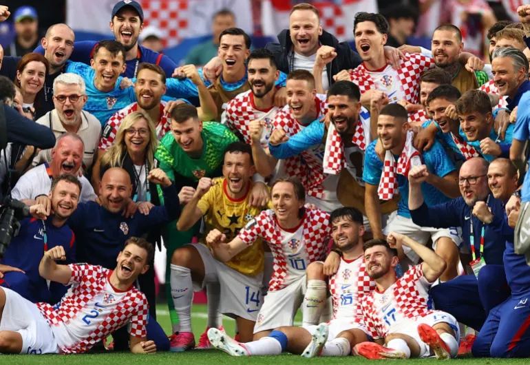 Calcio Calcio - Coppa del mondo FIFA 2026 - Gruppo L - Croazia contro Ghana - Philadelphia Stadium, Philadelphia, Pennsylvania, USA - 27 giugno 2026 i giocatori croati festeggiano dopo la partita mentre si qualificano per le fasi a eliminazione diretta della Coppa del mondo REUTERS/Peter Cziborra