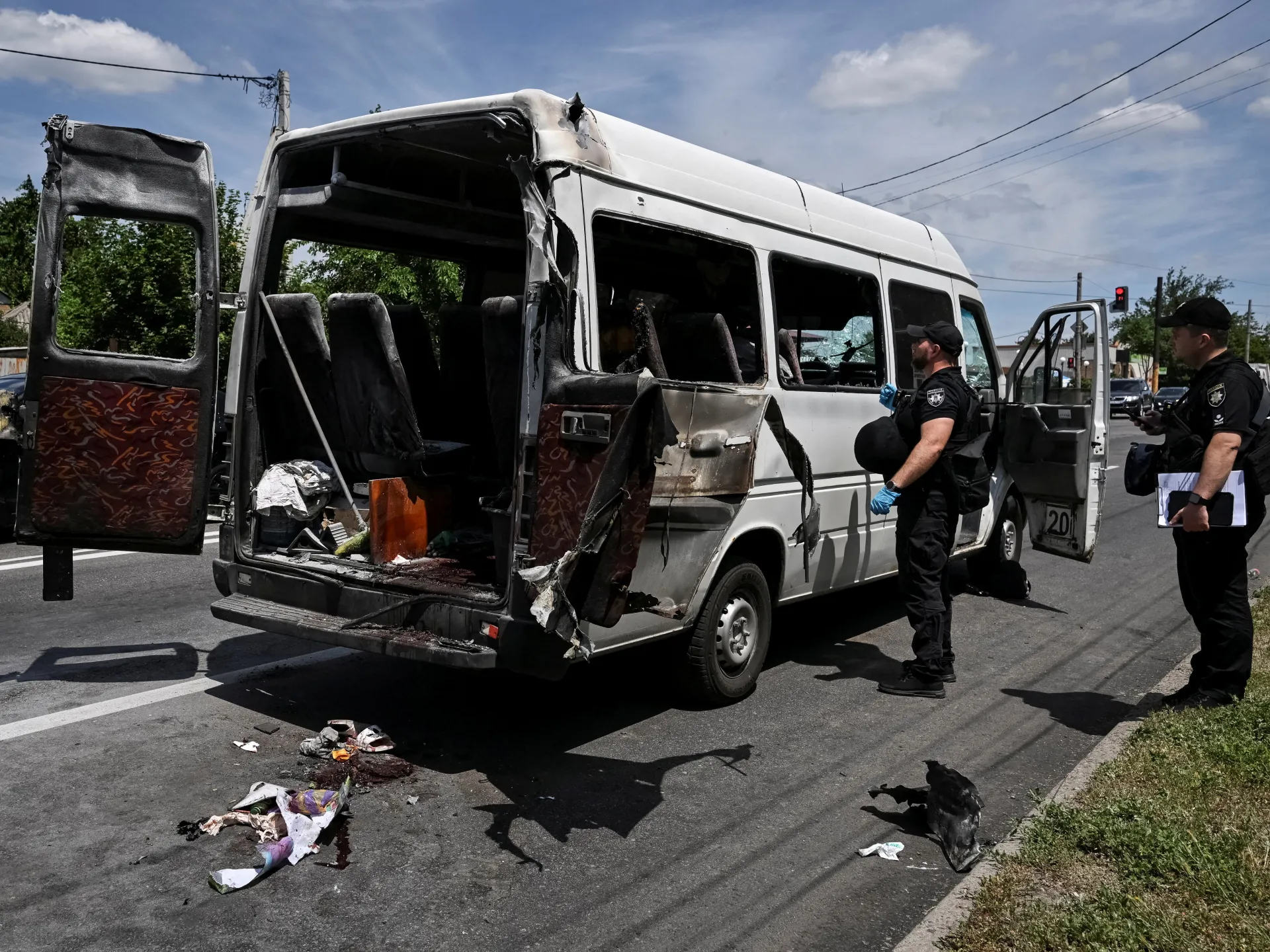 Attacchi missilistici e droni russi uccidono almeno otto persone in Ucraina