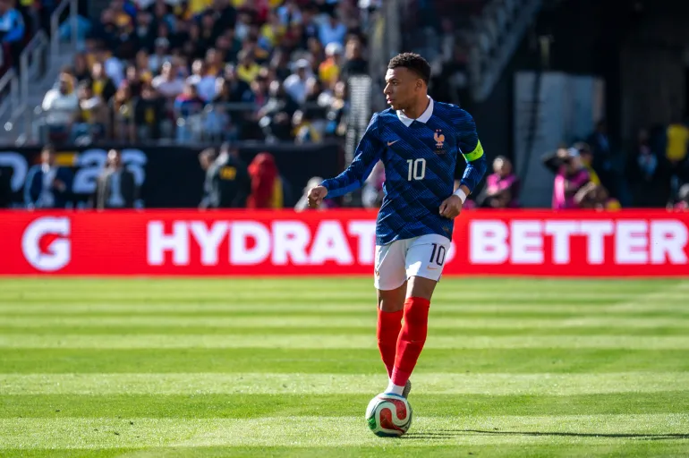29 marzo 2026; Landover, Maryland, Stati Uniti; La Francia in avanti Kylian Mbappe (10) sposta la palla sul campo durante la seconda metà di una partita internazionale amichevole contro la Colombia al Northwest Stadium. Credito obbligatorio: Immagini Tommy Gilligan-Imagn