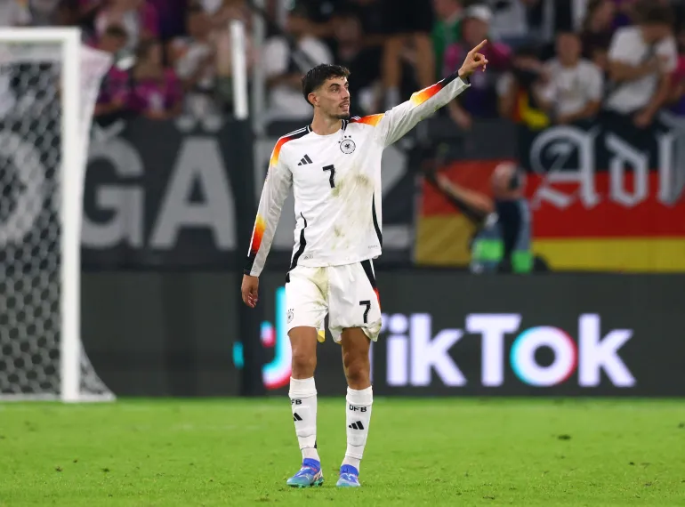 Kai Havertz alza il braccio per festeggiare