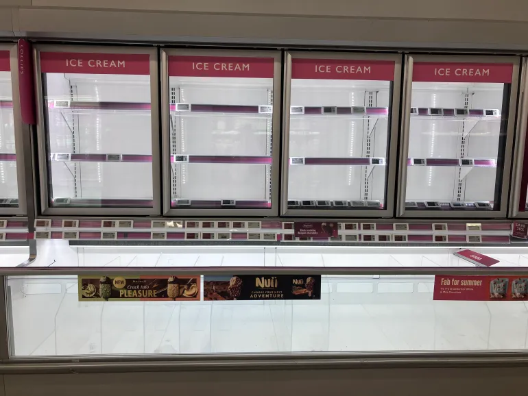 Congelatori per gelato vuoti [Anealla Safdar/Oltre La Linea]