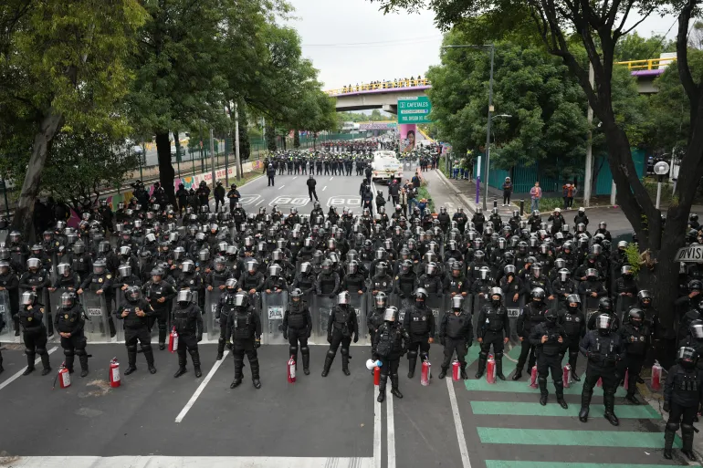 La polizia blocca una strada per impedire agli insegnanti in protesta di marciare verso lo stadio che ospiterà la partita di apertura della Coppa del Mondo FIFA 