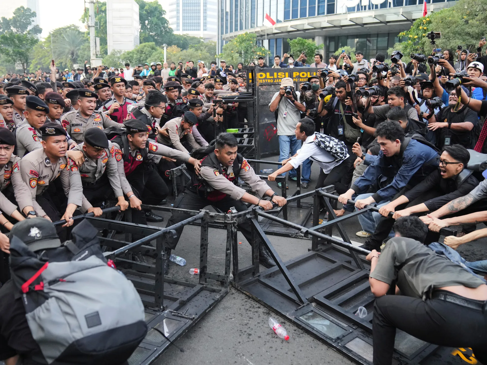 Gli studenti indonesiani protestano contro le politiche del governo in un contesto di tensione economica