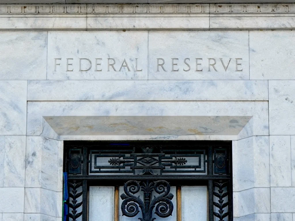 La Federal Reserve americana mantiene i tassi stabili sotto la nuova presidenza Warsh