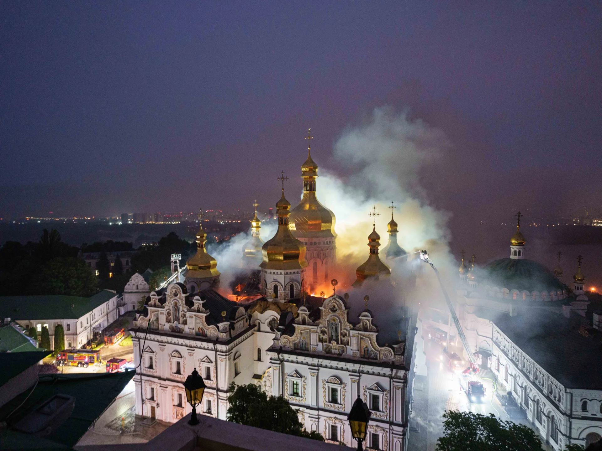 La cattedrale di Kiev brucia mentre i pesanti raid aerei russi colpiscono l'Ucraina | Notizie sulla guerra Russia-Ucraina