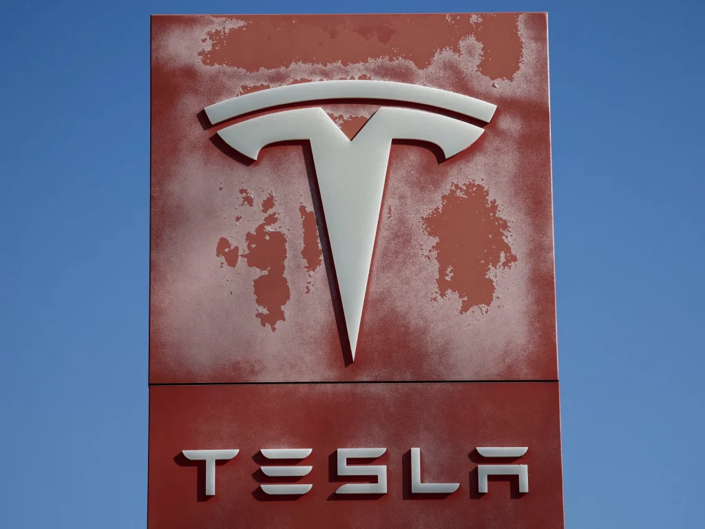 La famiglia fa causa a Tesla per omicidio colposo nell'incidente dell'autopilota in Texas, negli Stati Uniti