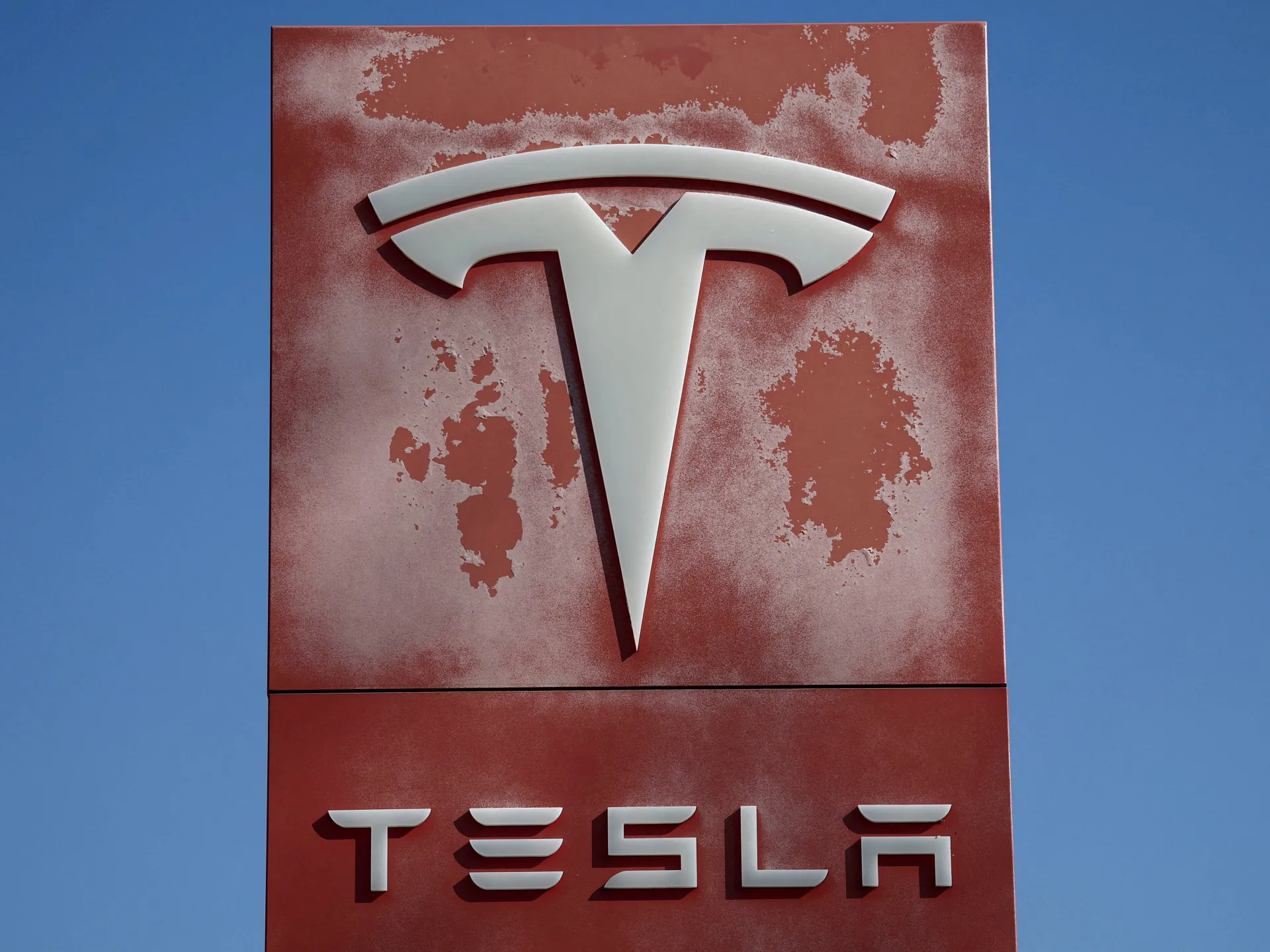 La famiglia fa causa a Tesla per omicidio colposo nell'incidente dell'autopilota in Texas, negli Stati Uniti