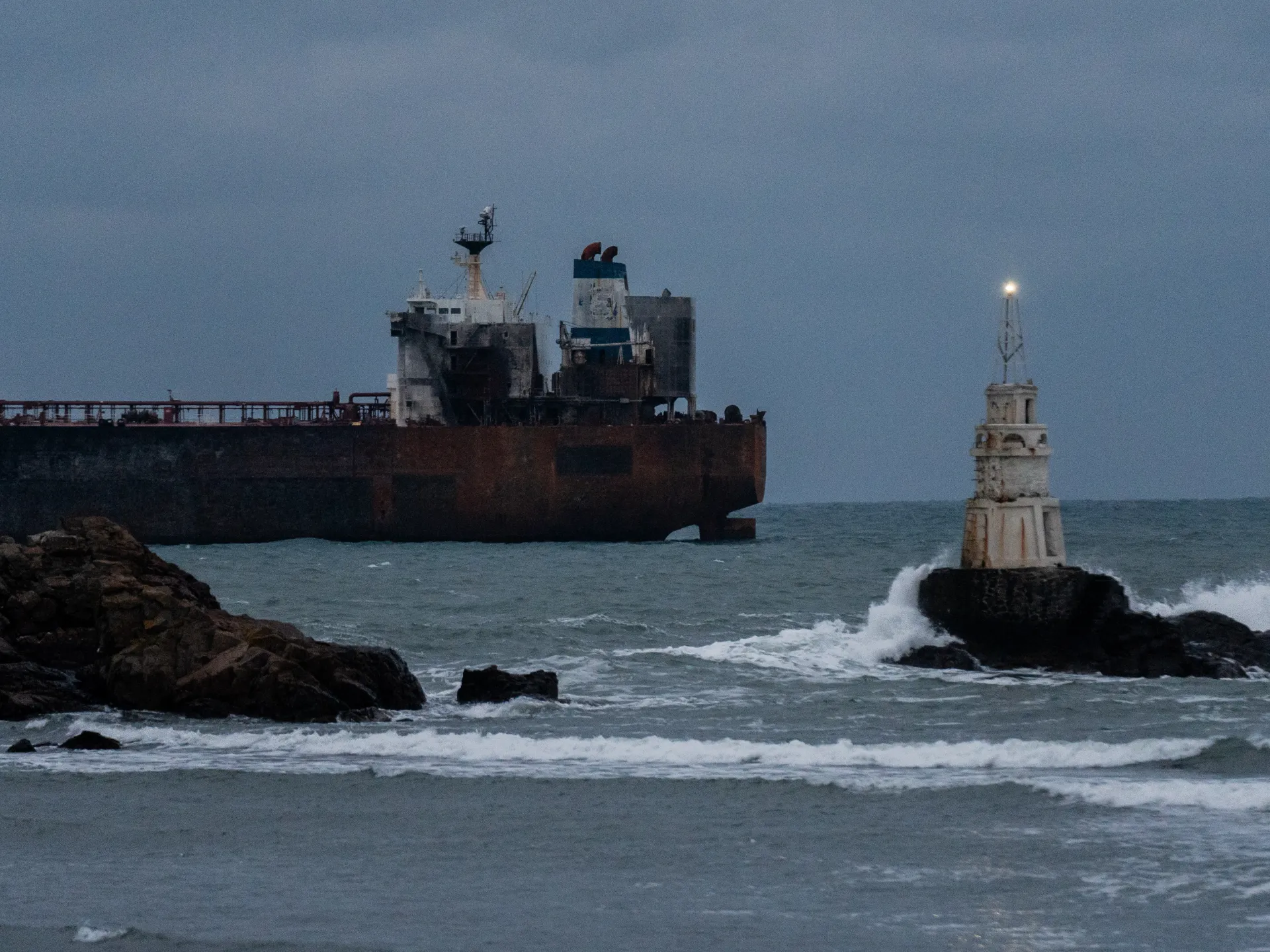 La marina francese, appoggiata dal Regno Unito, intercetta una petroliera russa