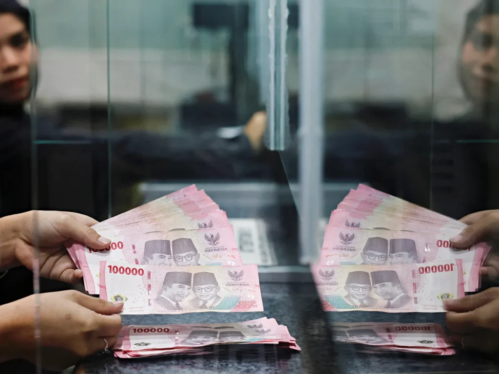 La rupia indonesiana scende al minimo storico rispetto al dollaro USA