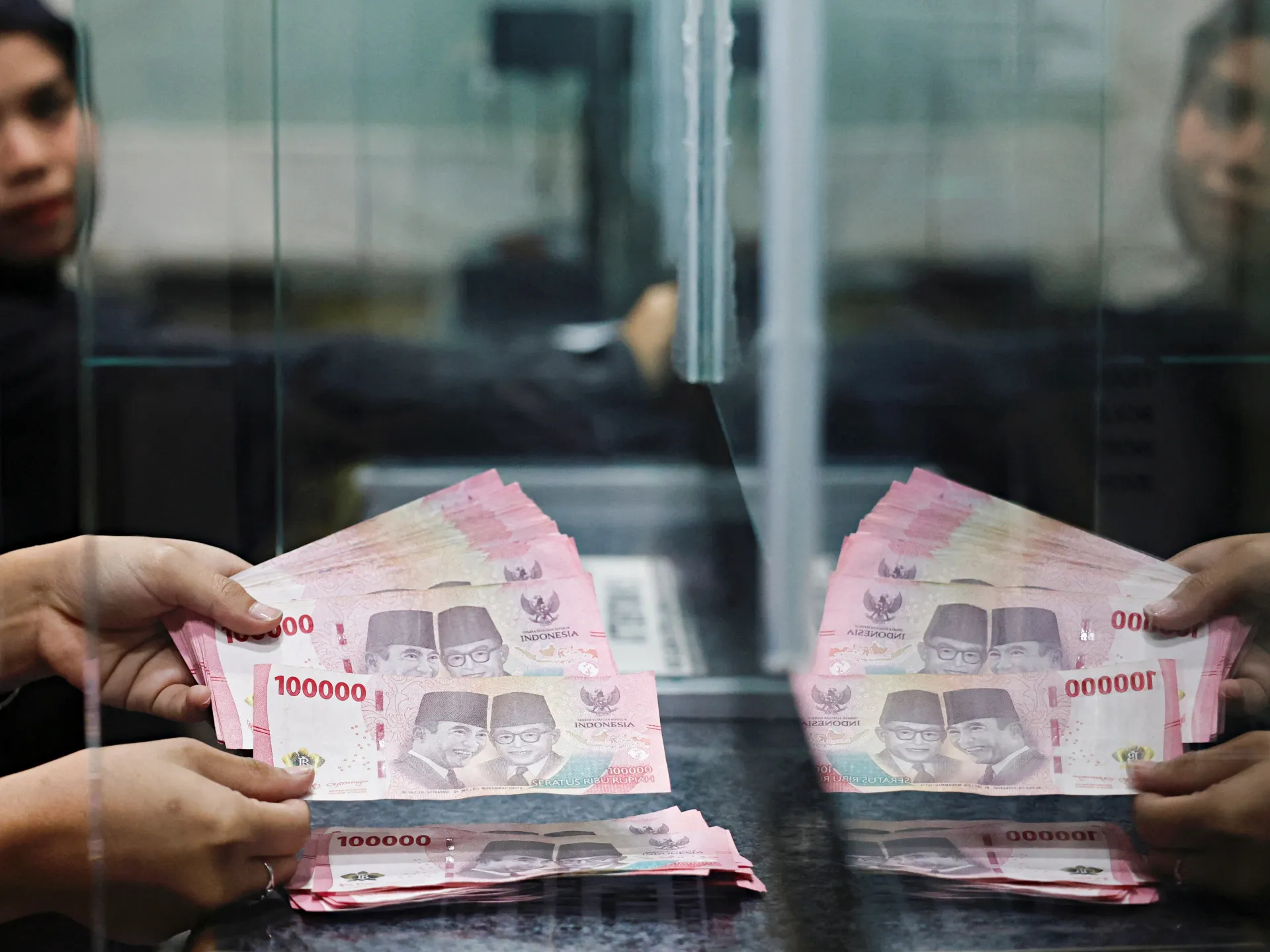 La rupia indonesiana scende al minimo storico rispetto al dollaro USA