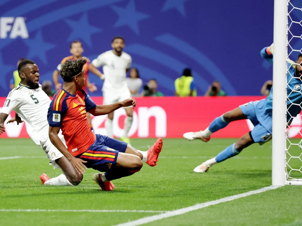 Lamine Yamal segna il primo gol in Coppa del Mondo mentre la Spagna batte l'Arabia Saudita
