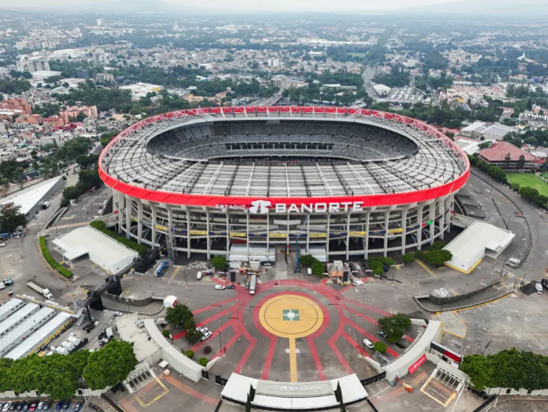 Lo Stadio Azteca con Città del Messico sullo sfondo
